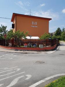 un edificio con un letrero al lado de una calle en Il Rifugio di Dante, en Sinalunga