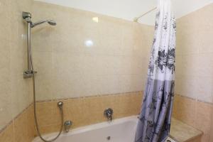 Flintstone Guest House בית ההארחה בן 11 החדרים אינו וילה פרטית אתם מזמינים רק חדרים לא את כל הוילה的一间浴室