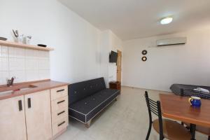 Flintstone Guest House בית ההארחה בן 11 החדרים אינו וילה פרטית אתם מזמינים רק חדרים לא את כל הוילה的电视和/或娱乐中心