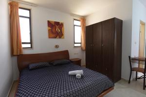 Flintstone Guest House בית ההארחה בן 11 החדרים אינו וילה פרטית אתם מזמינים רק חדרים לא את כל הוילה客房内的一张或多张床位