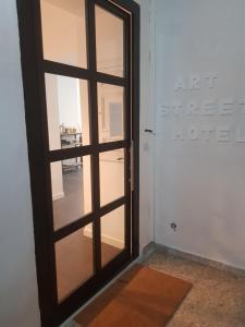 una porta in legno con specchio in una stanza di Art Street Hotel a Napoli