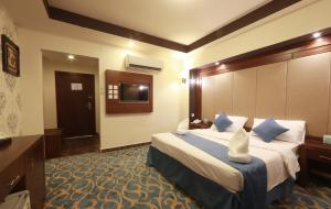Postel nebo postele na pokoji v ubytování Burj Al Saif Hotel ـ فندق برج السيف
