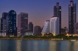 曼谷莎玛阿索克湖景服务式公寓的城市天际线,高楼高楼,水体高