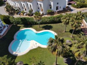 widok na basen na dziedzińcu z palmami w obiekcie Jabeque w mieście Estepona
