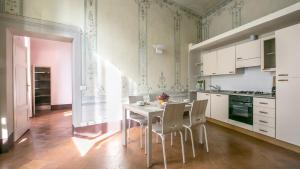 cocina con mesa y sillas en una habitación en siena centro, civetta, en Siena