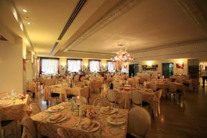 a large banquet hall with tables and chairs at Hotel Catullo in Sirmione