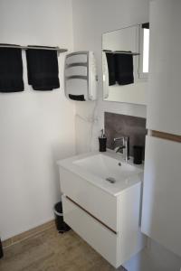 Koupelna v ubytování LES SANTOLINES - Studio Retro
