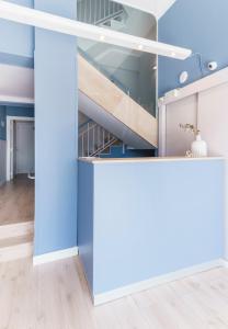 Zimmer mit blauen Wänden und einer Treppe in der Unterkunft BYPILLOW Mumm in Vilanova i la Geltrú