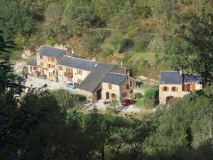 Vue aérienne d'une maison sur une colline dans l'établissement Les gîtes du Mas Brunet, à Cadix
