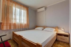 ブドヴァにあるDo Re Mi Apartmentsの大きなベッドと窓のある寝室