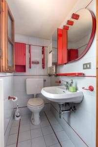 SettignanoにあるSunrise Apartmentのバスルーム(トイレ、洗面台、鏡付)