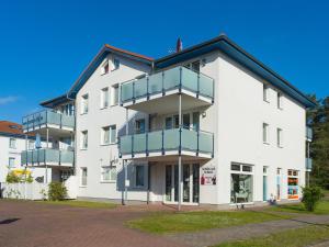 an apartment building with balconies on the side at Ferienhaus am Maiglöchchenberg 5 in Ostseebad Karlshagen