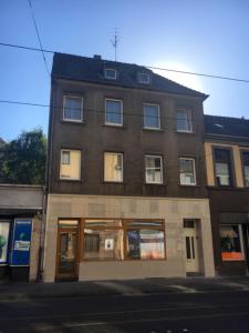 a large brick building on the corner of a street at Monteurwohnungen Santos Lerch in Krefeld