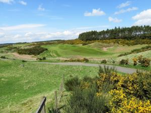 uma vista para o campo de golfe a partir da colina em Middleton House Bed and Breakfast em Auchterarder