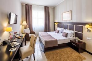 Rúm í herbergi á Taurus Hotel & SPA