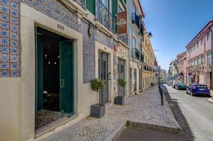 uma rua de calçada numa cidade com edifícios em Quinta Colina by Shiadu em Lisboa