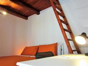 um quarto com uma cama alta e uma escada em icalderai em Palermo