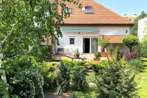 Vonkajšia záhrada v ubytovaní Full 2BDR Garden House near to Downtown Metro Free Parking