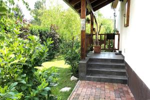 Vonkajšia záhrada v ubytovaní Full 2BDR Garden House near to Downtown Metro Free Parking