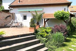 Vonkajšia záhrada v ubytovaní Full 2BDR Garden House near to Downtown Metro Free Parking