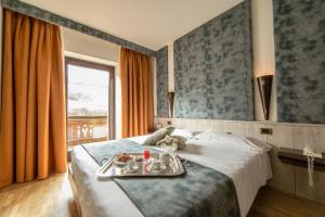 Postel nebo postele na pokoji v ubytování Hotel Comtes De Challant Albergo Etico Valle d'Aosta