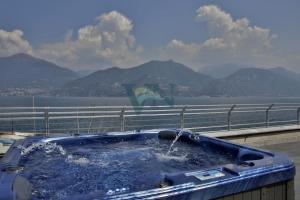 una bañera azul con agua junto a un cuerpo de agua en Villa Navalia en Menaggio