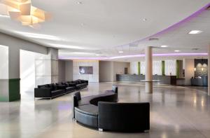 Khu vực ghế ngồi tại Avanti Palms Resort And Conference Center