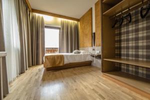 Postel nebo postele na pokoji v ubytování Hotel Comtes De Challant Albergo Etico Valle d'Aosta