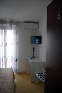 A television and/or entertainment centre at besarooms