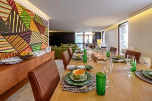 un comedor con una larga mesa de madera con sillas en Quinta de Merouço - Villa do Rolapipas, en Alijó