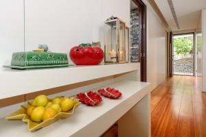 een keuken met een aanrecht met groenten en fruit erop bij Quinta de Merouço - Villa do Rolapipas in Alijó +34 foto's