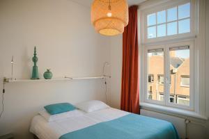 Postel nebo postele na pokoji v ubytování Hotel Grand Cafe Deight