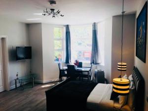 TV a/nebo společenská místnost v ubytování W6 Hotel