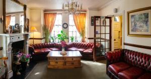 Posezení v ubytování Pymgate Lodge Hotel Manchester Airport