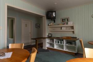 una stanza con due tavoli e un tavolo con sedie di Guesthouse Gamla a Ísafjörður