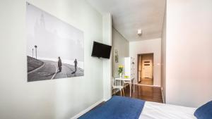 1 dormitorio con 1 cama y una foto en la pared en Flaminio Smart Sleep, en Cracovia