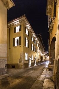 an empty street with a building at night at Residenza Palazzo Brenzoni in Verona