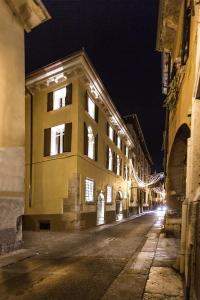 eine leere Straße mit einem Gebäude in der Nacht in der Unterkunft Residenza Palazzo Brenzoni in Verona