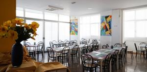 A restaurant or other place to eat at Hotel Morfeo - Young People Hotels