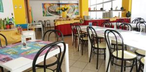 A restaurant or other place to eat at Hotel Morfeo - Young People Hotels