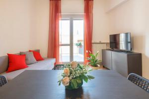 a living room with a table and a couch at Klimt-Van Gogh-Dolci Impressioni in Matera