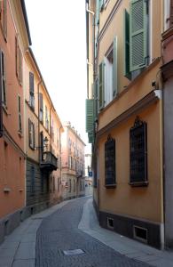 an empty street in a city with buildings at Albergo Residence Perosi in Tortona
