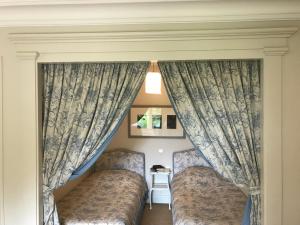 A bed or beds in a room at Bed and Breakfast - Château du Vau