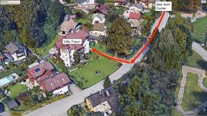 een kaart van een huis met een rode pijl die naar een huis wijst bij Villa Traun in Bad Ischl