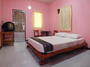 Кровать или кровати в номере Sakthong Resort