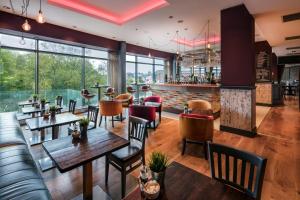 un ristorante con tavoli e sedie e un bar di Absolute Hotel Limerick a Limerick