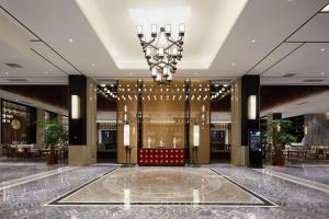 a lobby of a hotel with a chandelier at 西安汉乐府酒店 - Xi'an Paradise Hotel of Han Dynasty in Xi'an