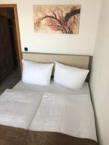 Una cama o camas en una habitación de EC Hotel Elchingen
