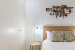 een slaapkamer met een bed met een houten hoofdeinde en een tafel bij Porto Blue Terrace in Porto