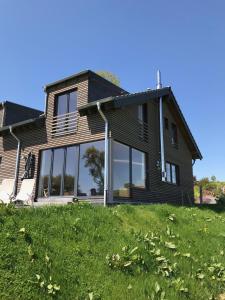 Bygningen som feriehuset ligger i + 10 billeder